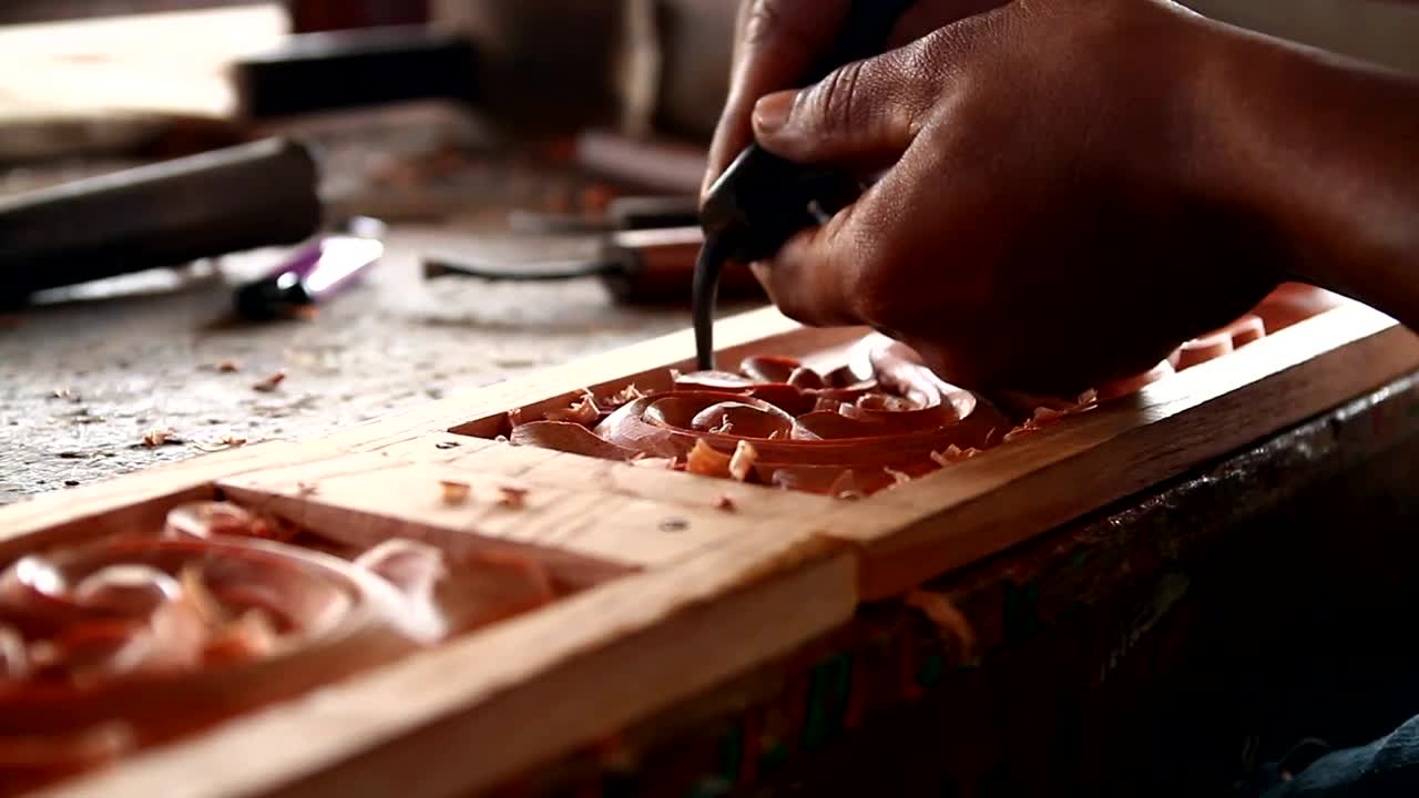 Stock Video Craftsman Carving Wood Live Wallpaper For PC