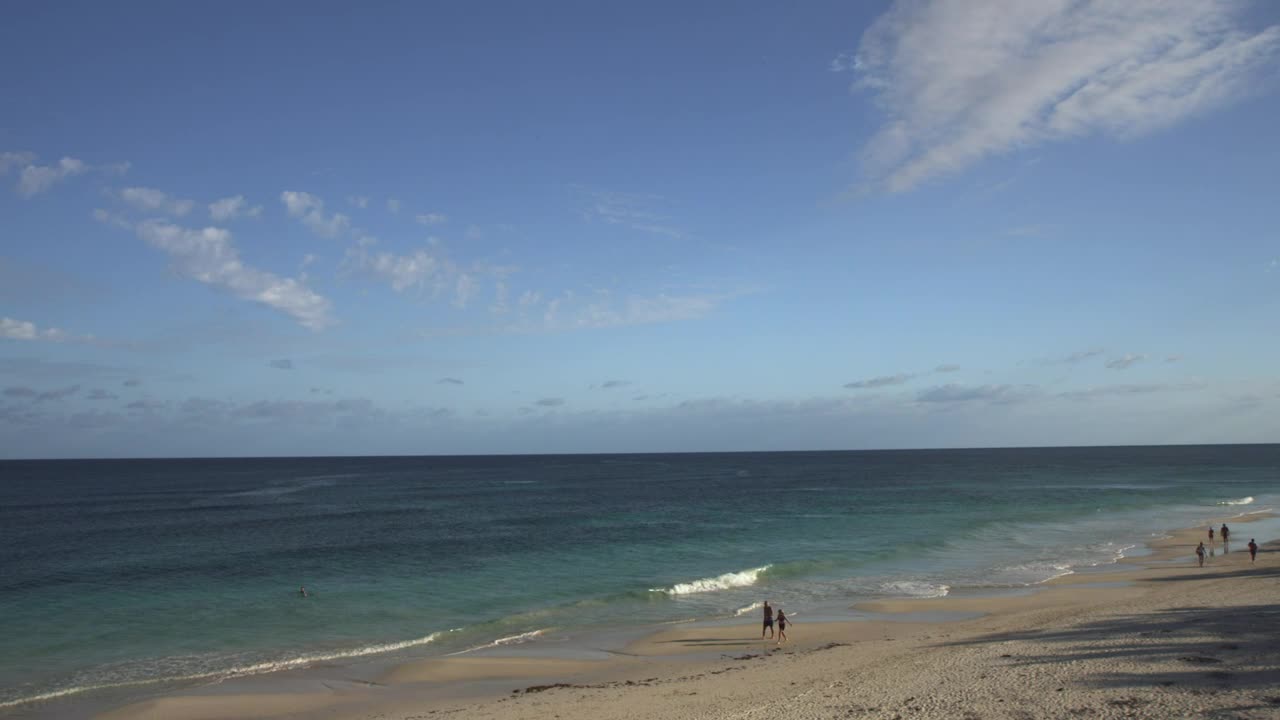Stock Video Couples Walking By The Ocean Live Wallpaper For PC