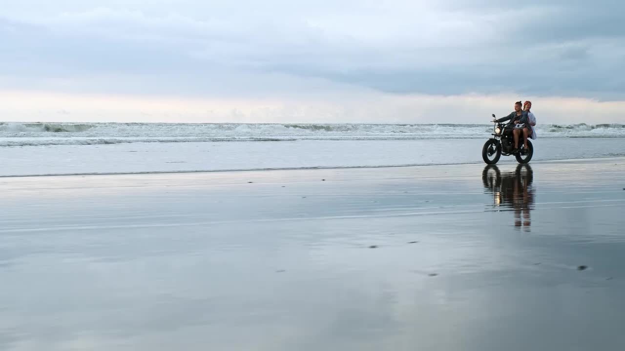Stock Video Couple Riding A Motorcycle On The Beach Live Wallpaper For PC