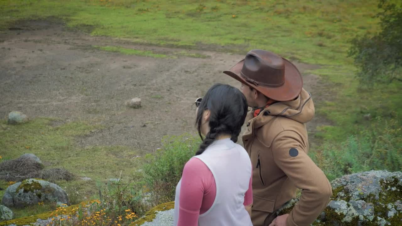 Stock Video Couple Of Travelers Admiring The View Live Wallpaper For PC