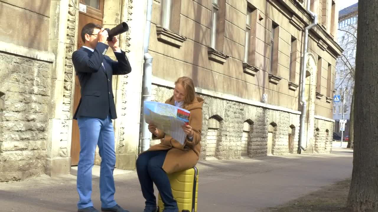 Stock Video Couple Lost On Vacation Live Wallpaper For PC