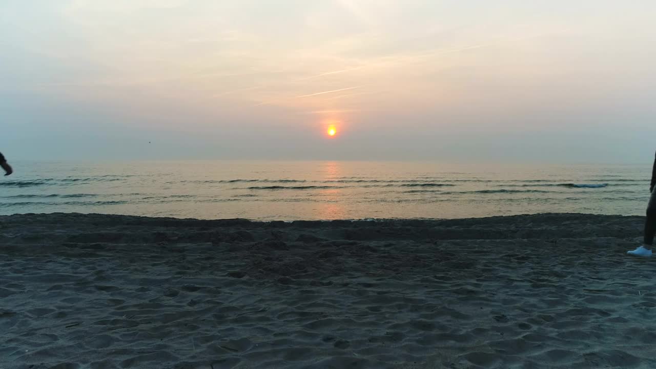 Stock Video Couple Kissing On The Beach Live Wallpaper For PC