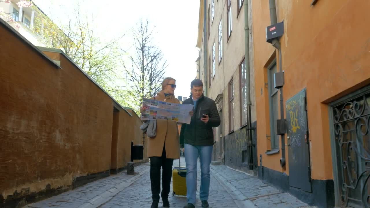 Stock Video Couple Following A Map Through Town Live Wallpaper For PC