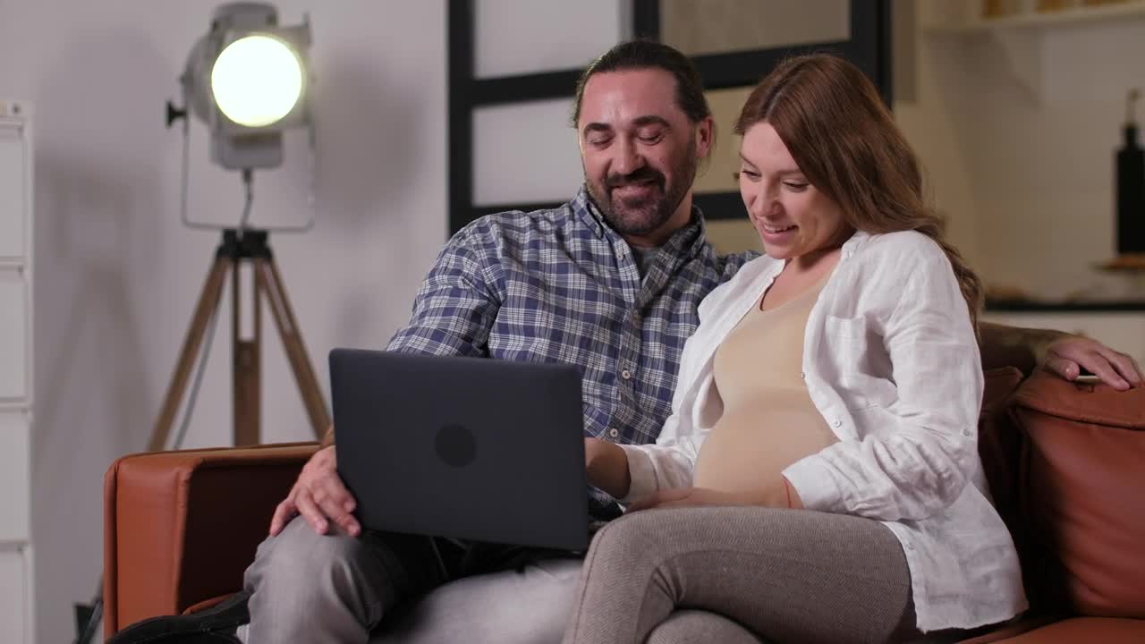 Stock Video Couple Chatting With Friends Online Live Wallpaper For PC