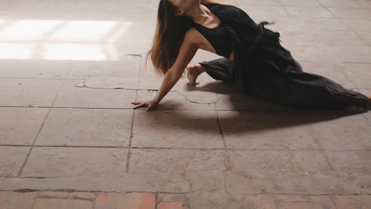 Stock Video Contemporary Dancer Performing A Dance Live Wallpaper For PC