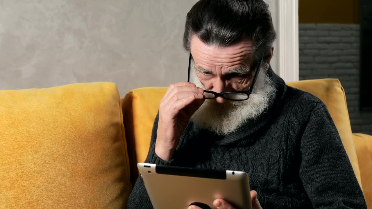 Stock Video Confused Elderly Man Using A Tablet Live Wallpaper For PC