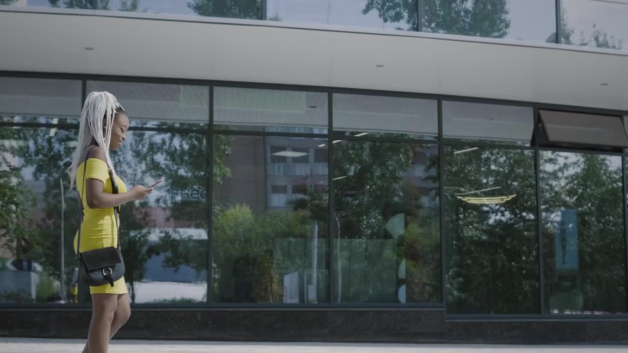 Stock Video Confident Woman Texting And Walking Live Wallpaper For PC