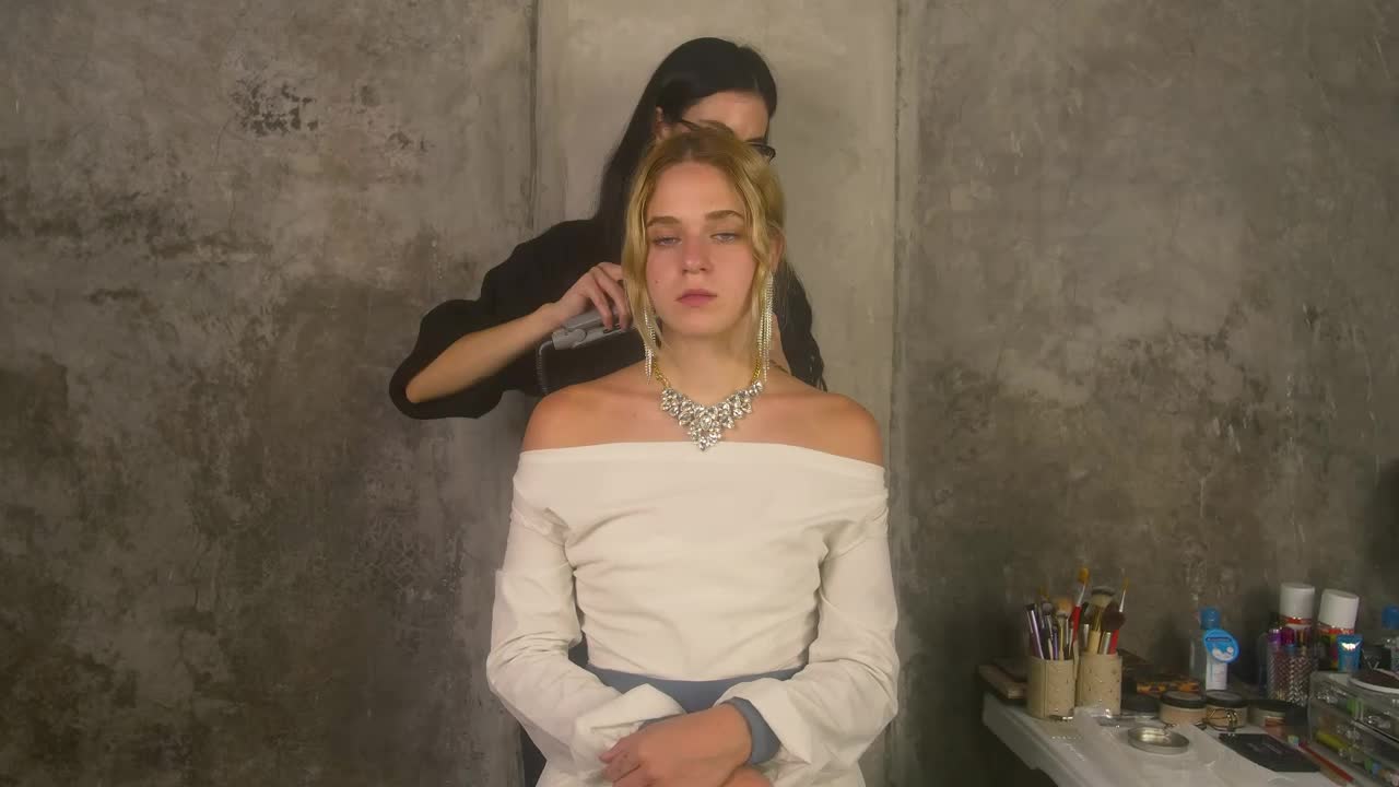 Stock Video Combing A Female Fashion Model Live Wallpaper For PC