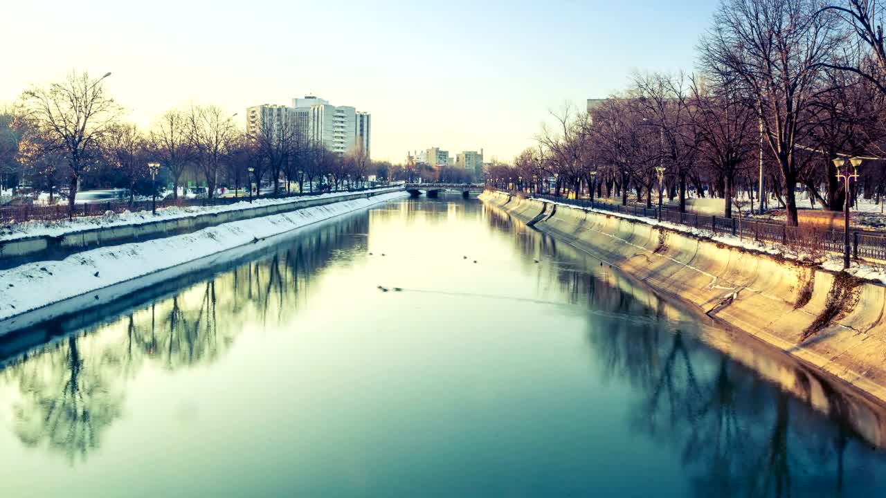 Stock Video Cold River Through A City Live Wallpaper For PC