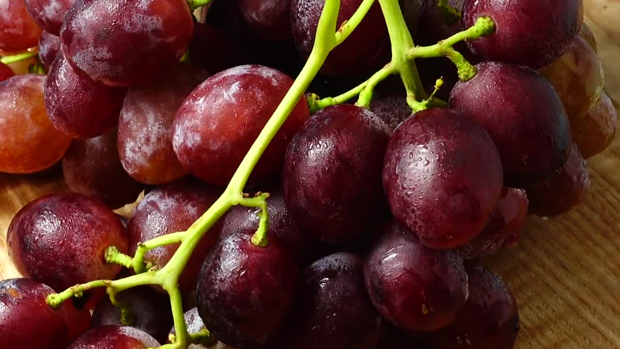 Stock Video Cold Grapes On The Table Live Wallpaper For PC
