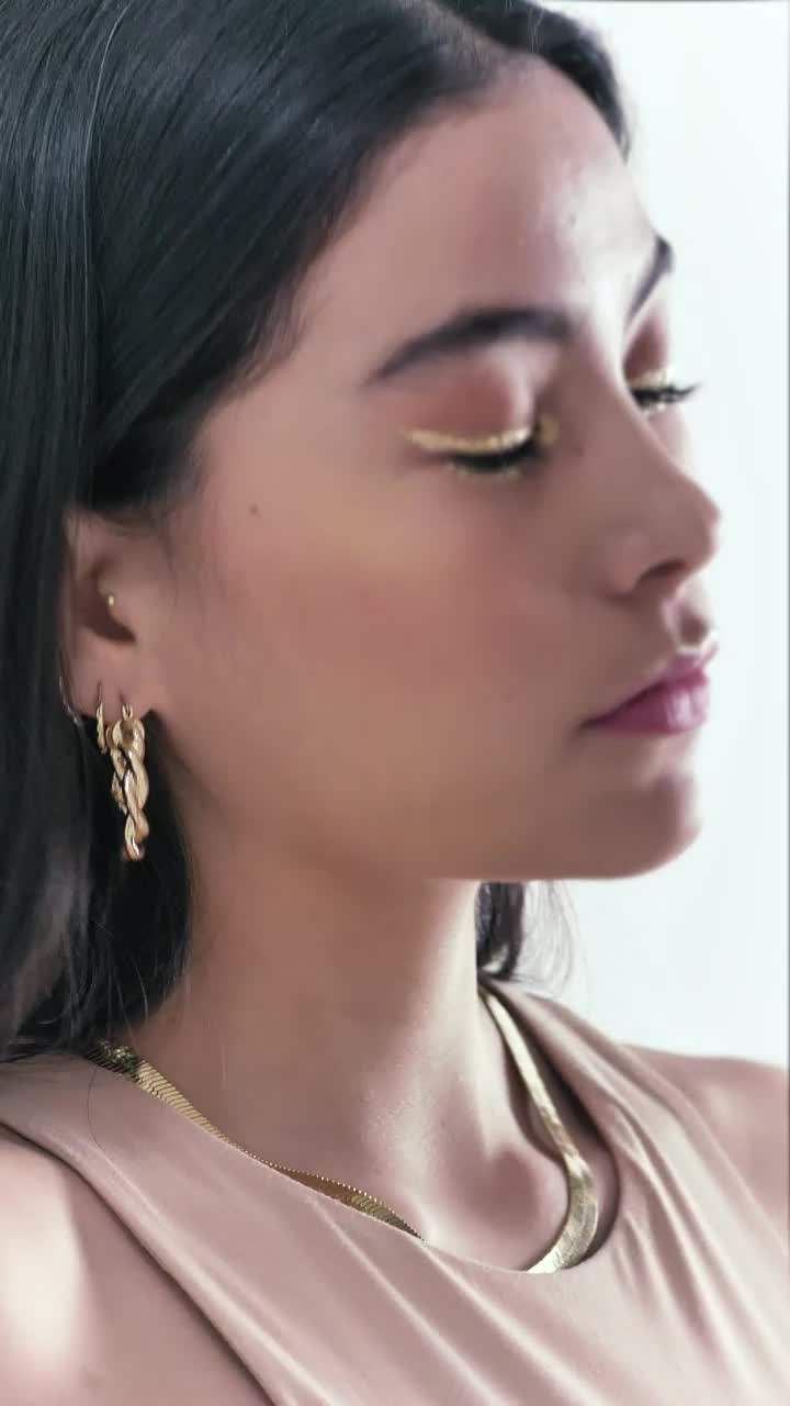 Stock Video Face Of A Model With Jewelry Posing In A Photoshoot Live Wallpaper For PC