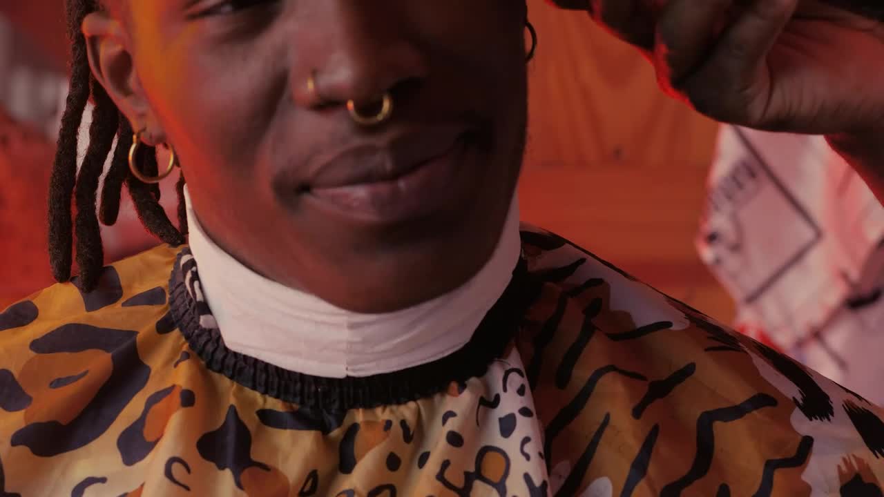 Stock Video Face Of A Man While Having His Hair Cut In Live Wallpaper For PC