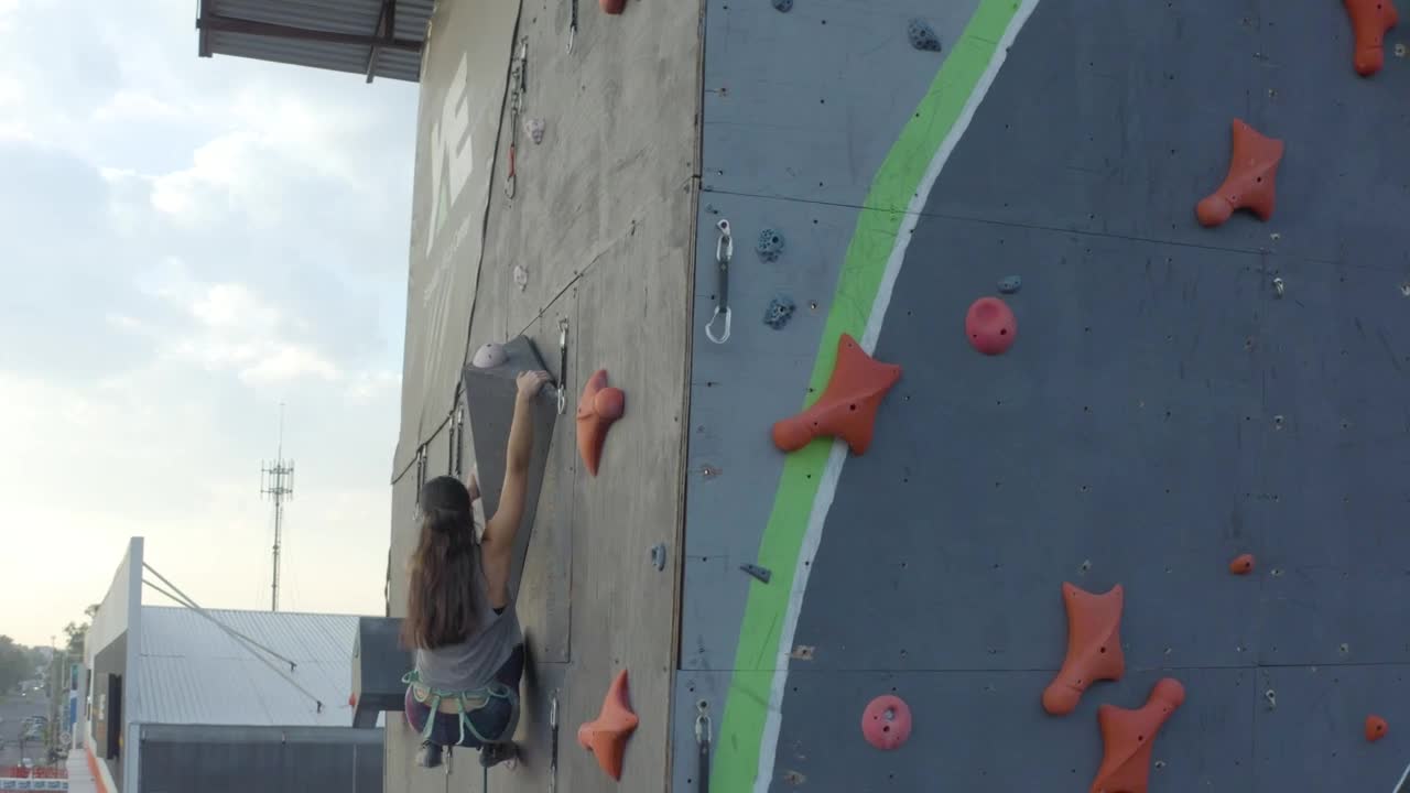 Stock Video Experienced Female Mountaineer Climbing On Top Of A Wall Live Wallpaper For PC