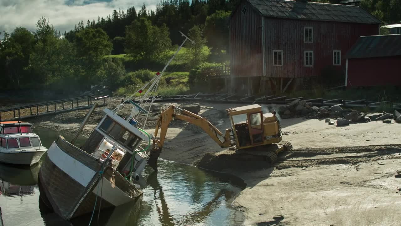 Stock Video Excavator Trying To Refloat A Boat Live Wallpaper For PC