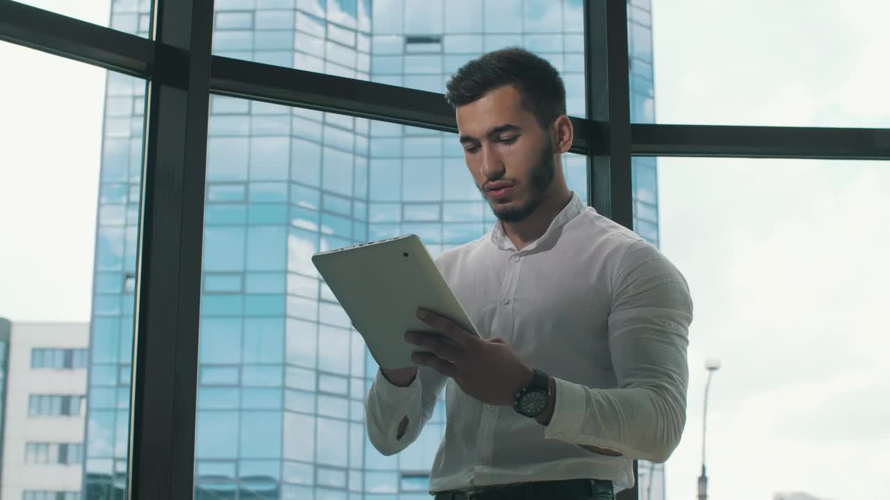 Stock Video Entrepreneur Working On A Tablet In His Office Live Wallpaper For PC