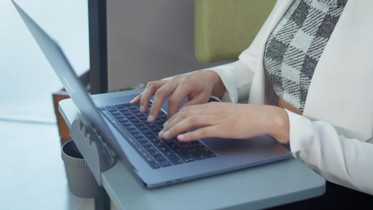Stock Video Entrepreneur Woman Typing On Her Laptop Live Wallpaper For PC