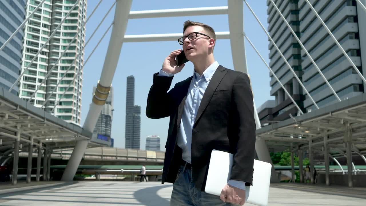 Stock Video Entrepreneur Chatting To A Client Live Wallpaper For PC