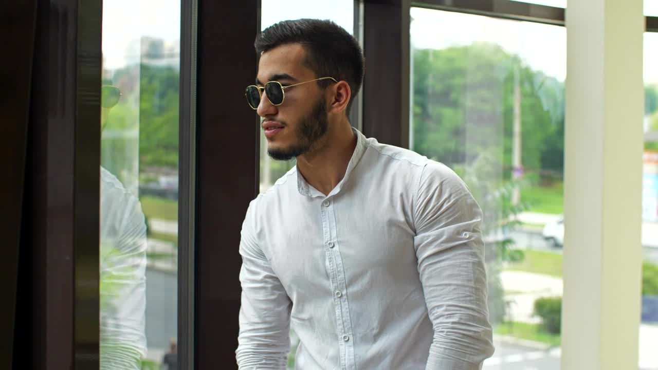 Stock Video Entrepreneur Business Man Waiting For A Meeting Live Wallpaper For PC