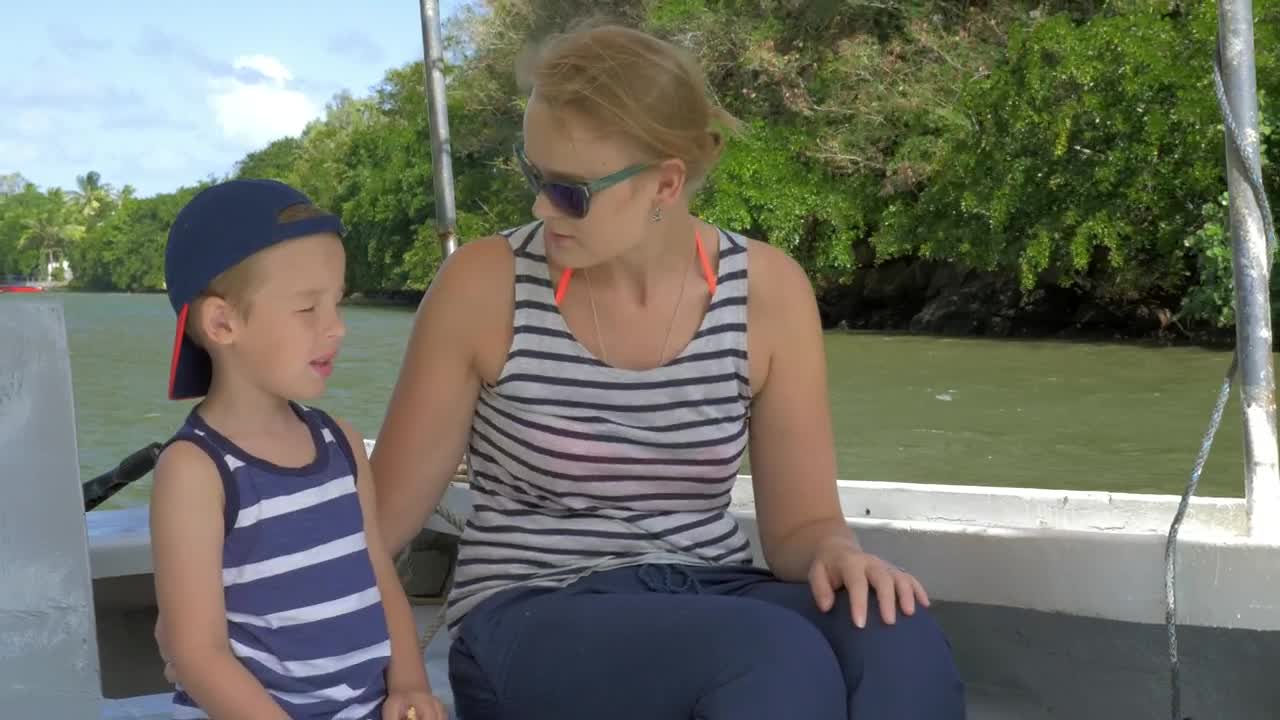 Stock Video Enjoying A Day On A Tour Boat Live Wallpaper For PC