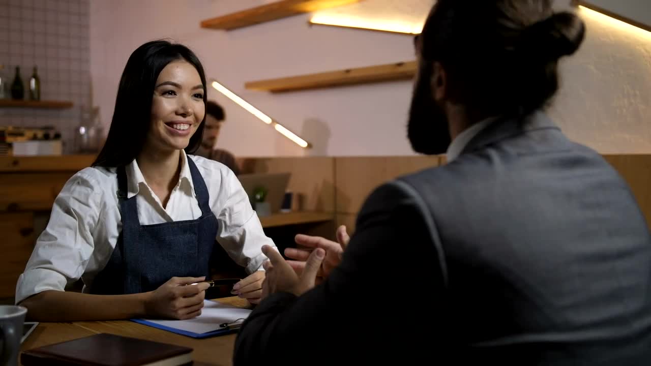 Stock Video Employer Interviewing A Potential Candidate Live Wallpaper For PC