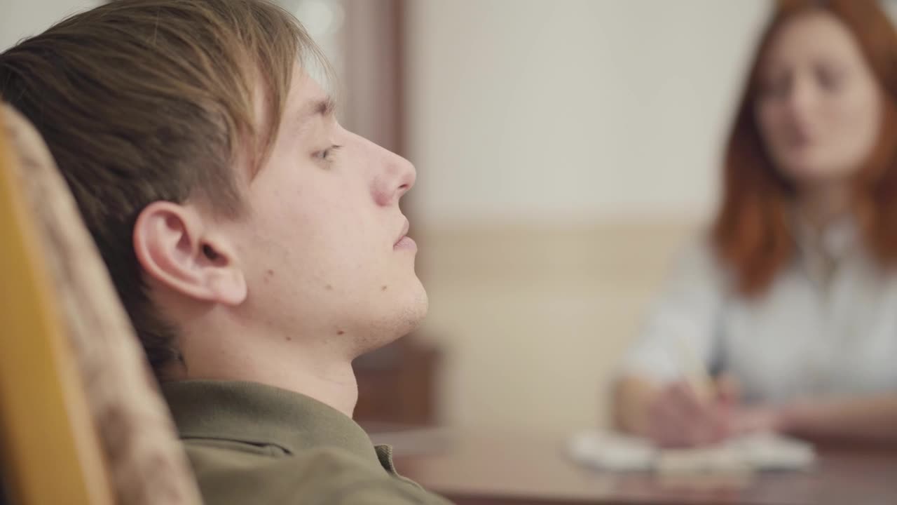 Stock Video Emotional Man Speaks With Psychologist In Office Live Wallpaper For PC