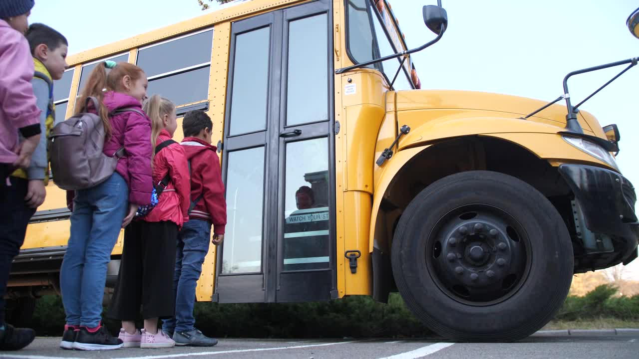 Stock Video Elementary Kids Boarding The Bus Live Wallpaper For PC