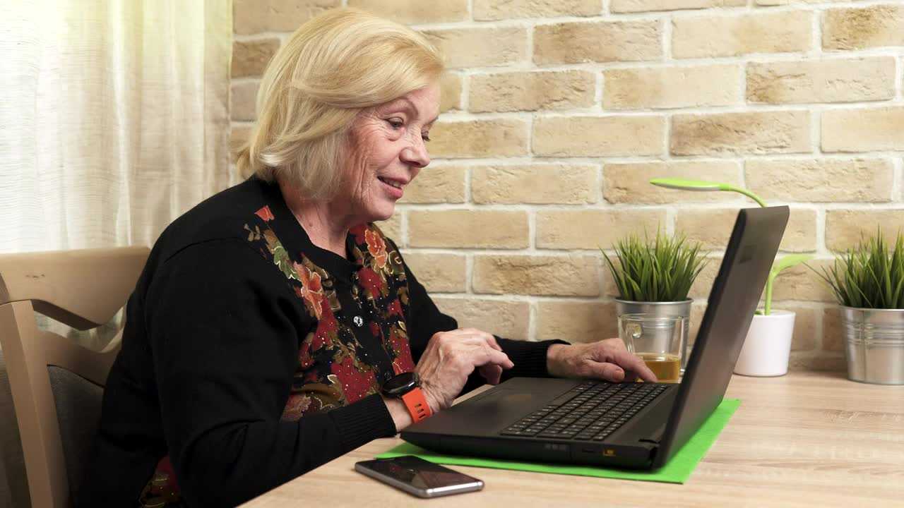 Stock Video Elderly Woman Using A Laptop Live Wallpaper For PC
