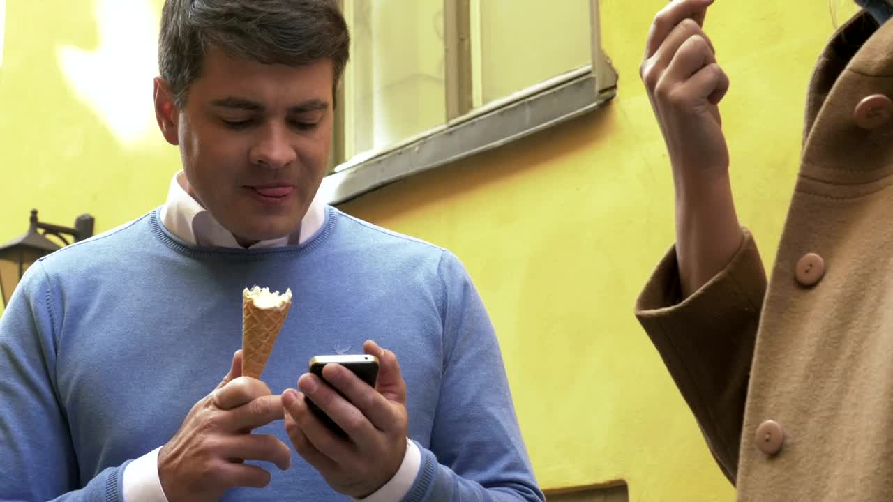 Stock Video Eating Ice Cream On Vacation Live Wallpaper For PC