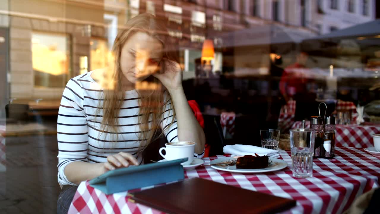 Stock Video Eating Cake In A City Cafe Live Wallpaper For PC