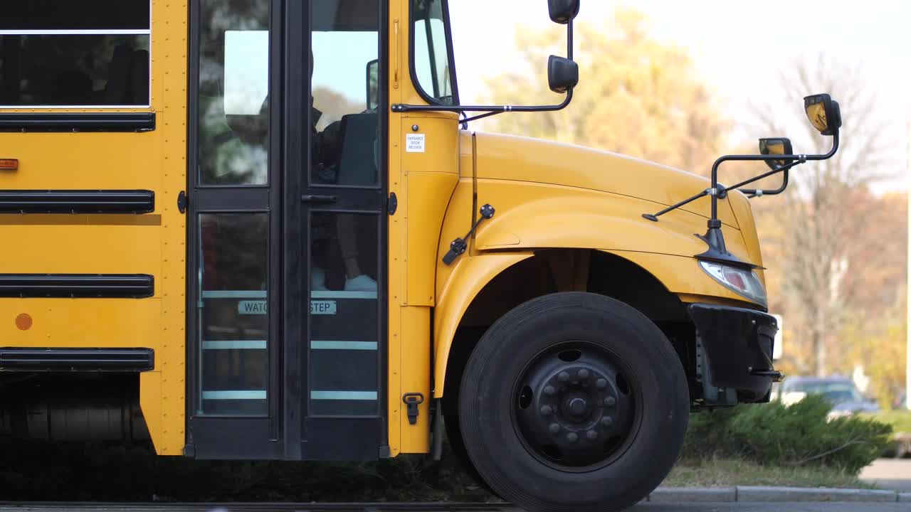 Stock Video Driver Saying Goodbye To School Kids Live Wallpaper For PC