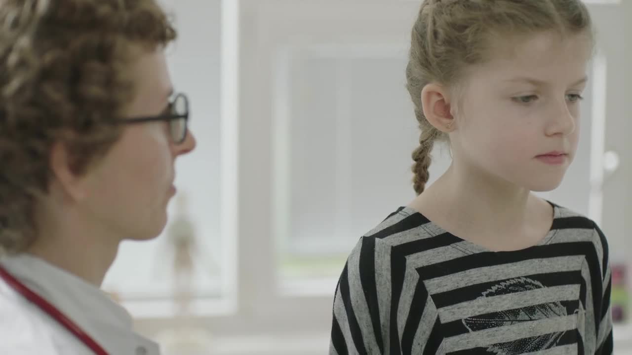 Stock Video Doctor Examining A Patient Live Wallpaper For PC