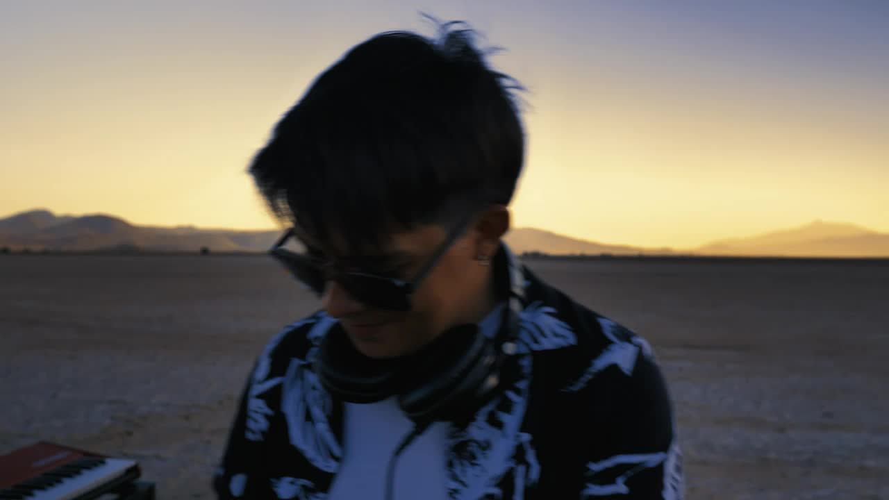 Stock Video Dj Mixing Electronic Music In A Lonely Desert Live Wallpaper For PC