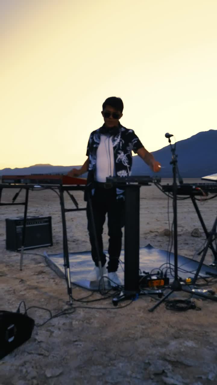 Stock Video Dj Giving A Concert In A Lonely Desert Live Wallpaper For PC