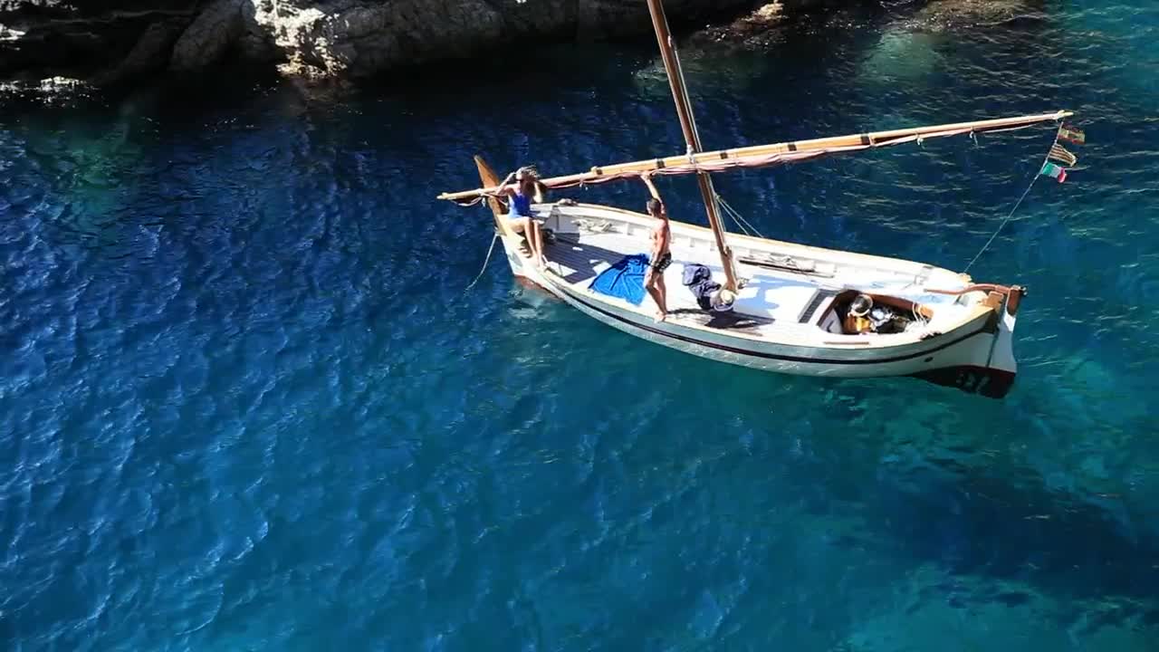 Stock Video Diving From A Small Boat Live Wallpaper For PC