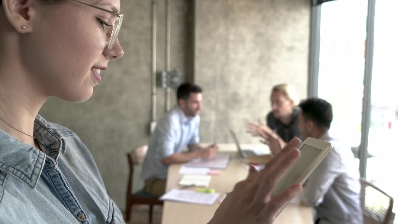 Stock Video Discussing Results As A Team Live Wallpaper For PC