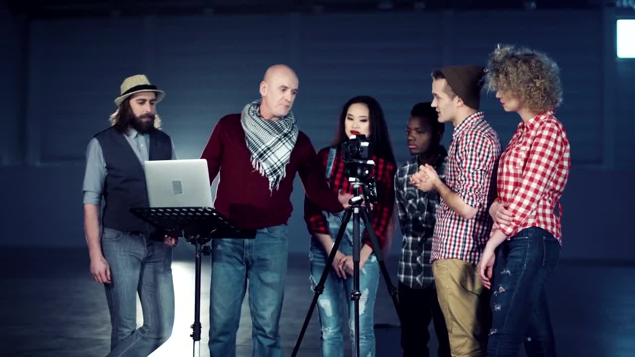 Stock Video Director Talking To The Filming Crew Live Wallpaper For PC