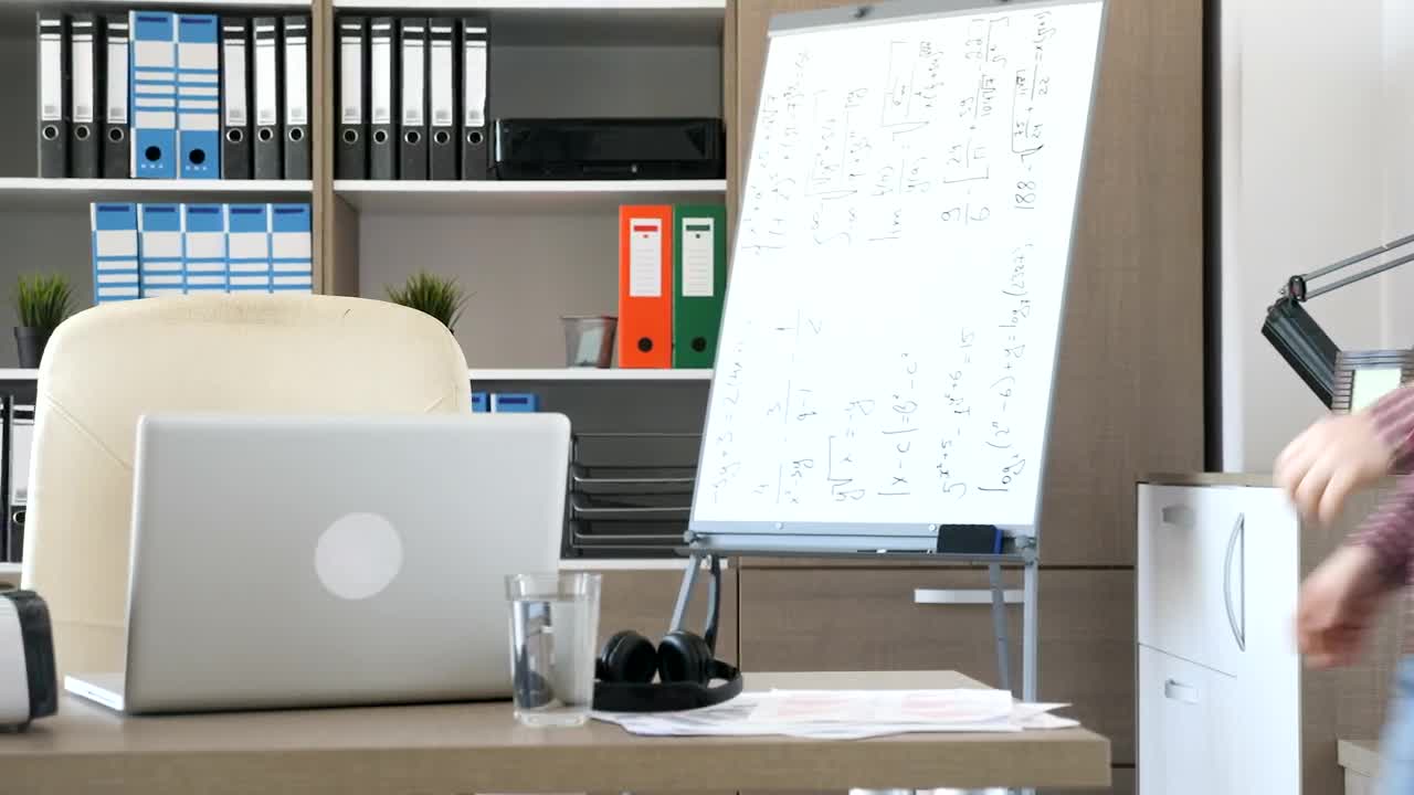 Stock Video Developer Tries Out New Innovative Vr Technology Live Wallpaper For PC