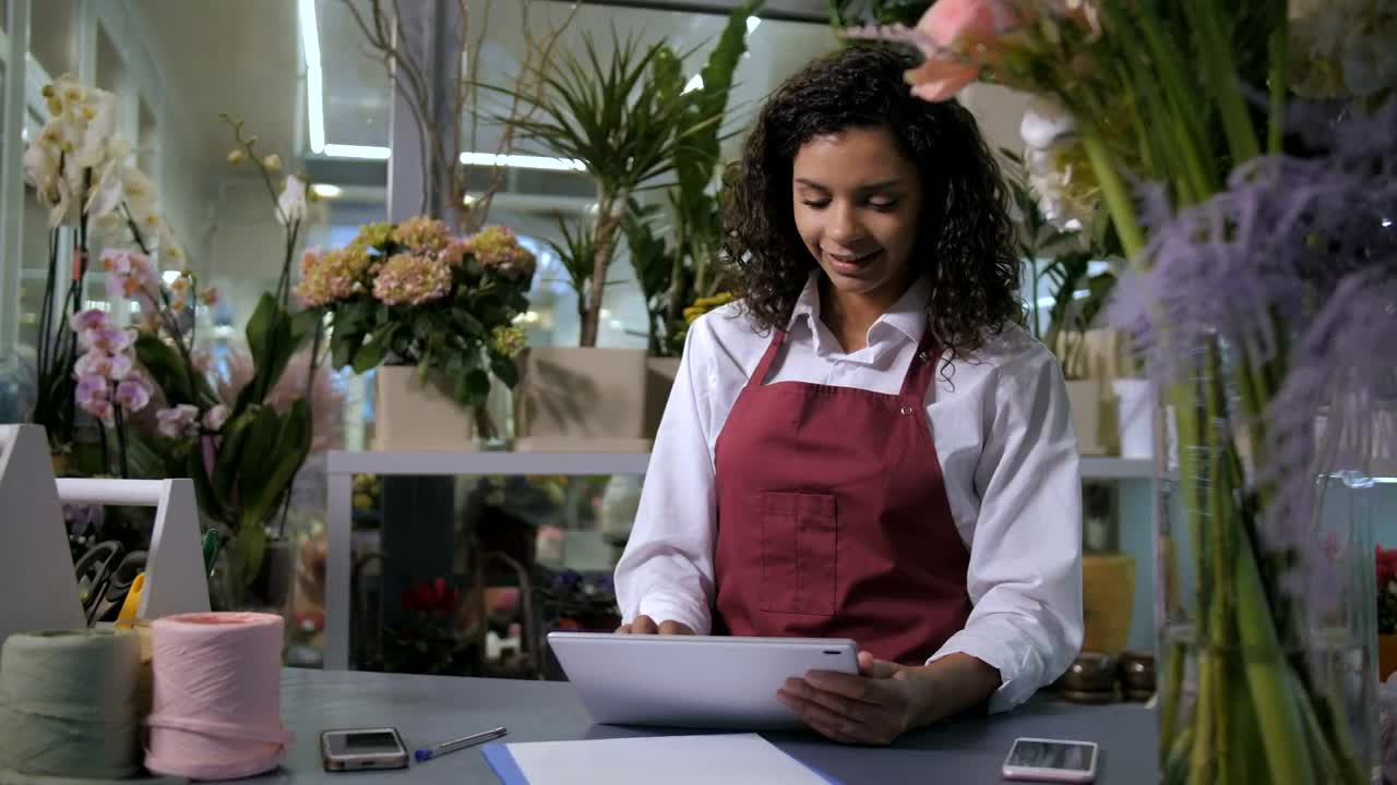 Stock Video Florist Using A Tablet To Take Orders Live Wallpaper For PC