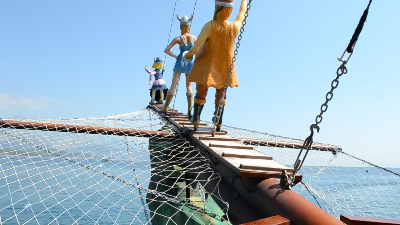 Stock Video Figurines At The Front Of A Ship Live Wallpaper For PC