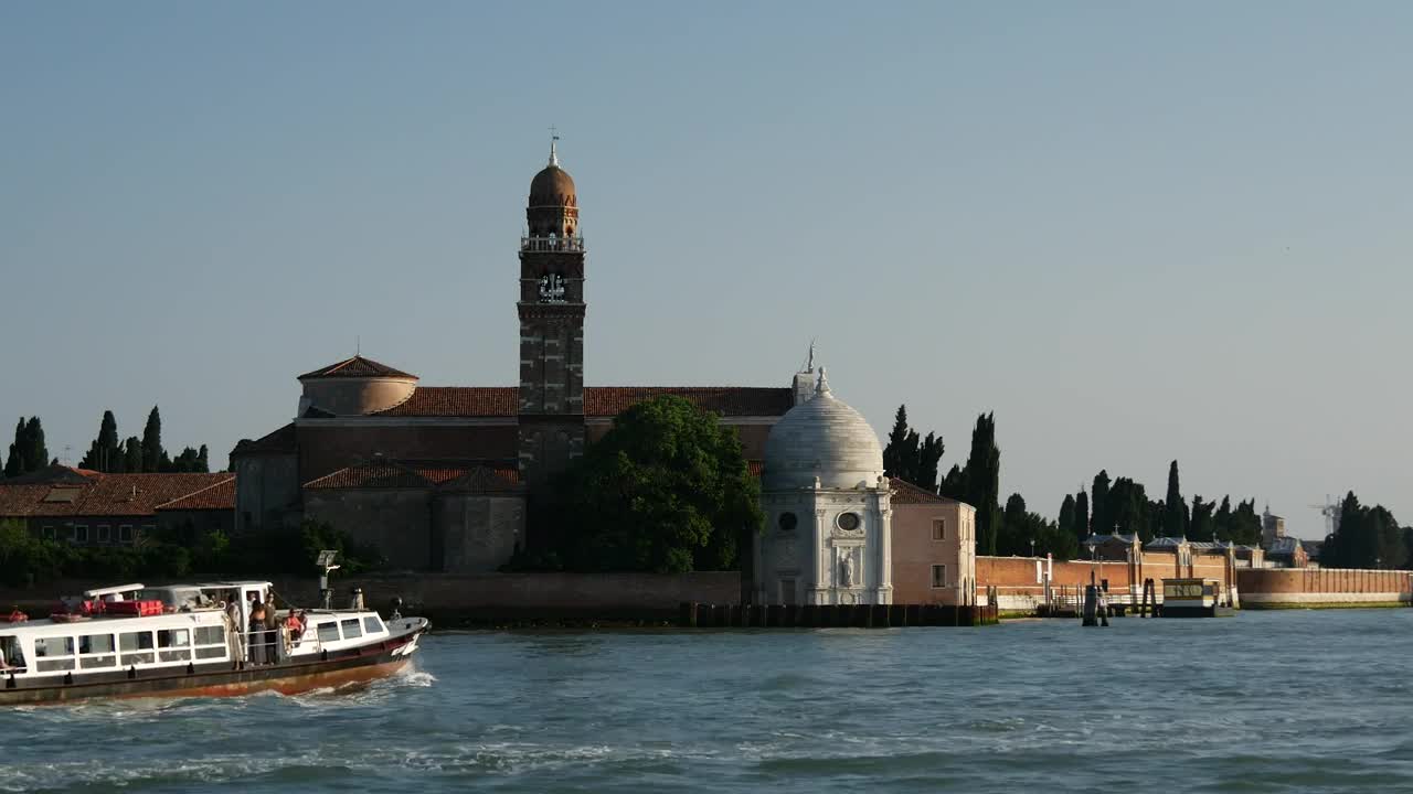 Stock Video Ferrie Sailing In Venice Live Wallpaper For PC