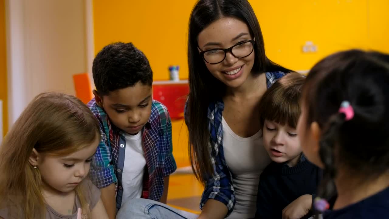 Stock Video Female Teacher With Her Students Live Wallpaper For PC
