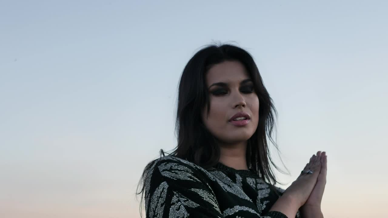 Stock Video Female Model Posing In A Photo Shoot In The Desert Live Wallpaper For PC