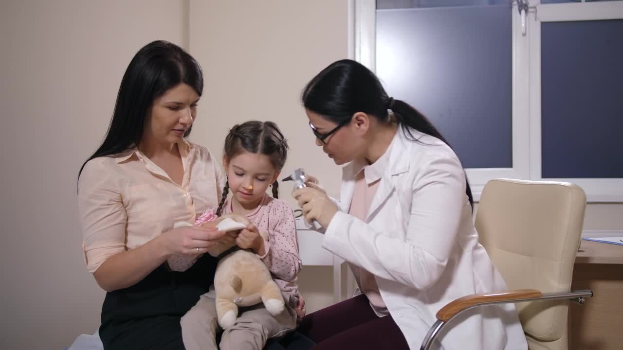 Stock Video Female Doctor Examining A Child Patient Live Wallpaper For PC