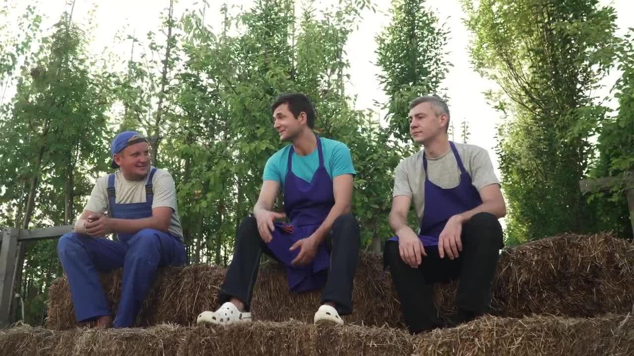 Stock Video Farming Workers Taking A Break Live Wallpaper For PC