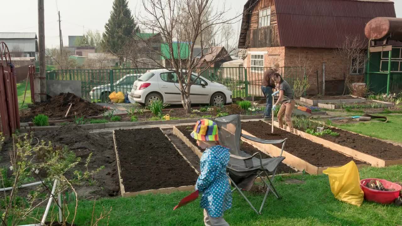 Stock Video Family Working In The Garden Live Wallpaper For PC
