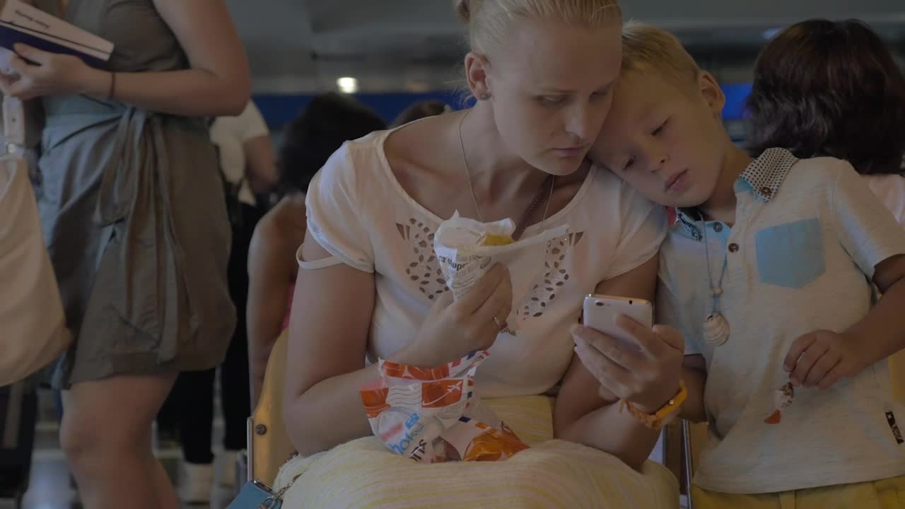 Stock Video Family Waiting For Their Flight Live Wallpaper For PC