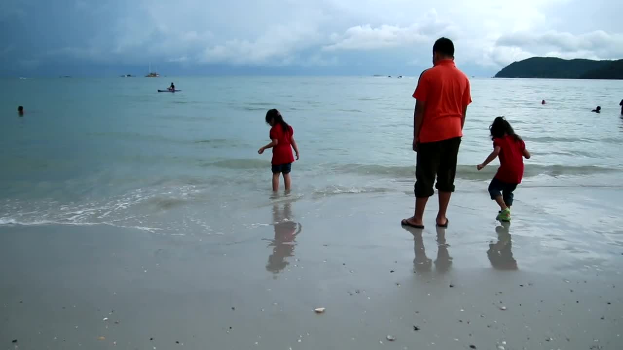 Stock Video Family Standing In Shallow Waves Live Wallpaper For PC