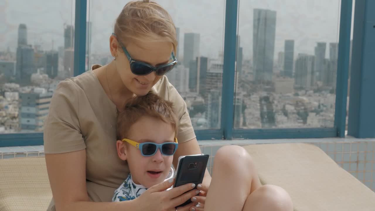 Stock Video Family Out On A Windy Day Live Wallpaper For PC