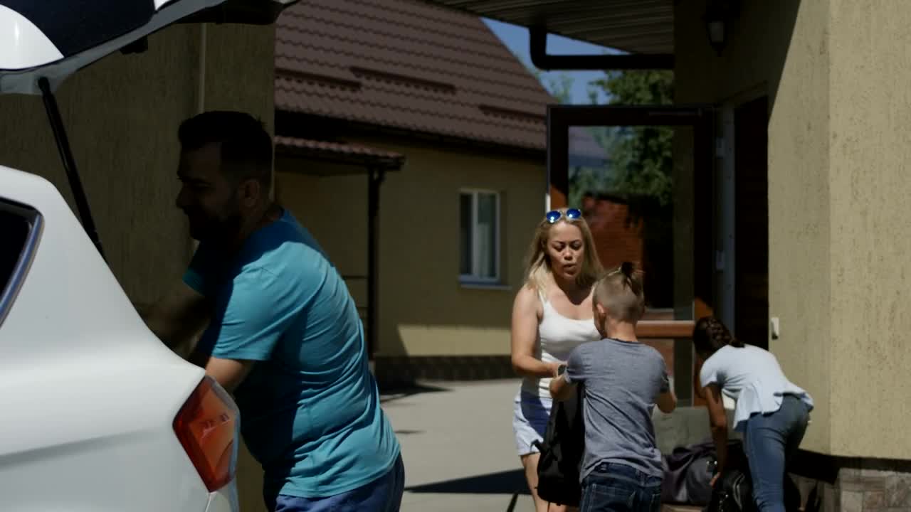 Stock Video Family Loading The Car With Vacation Luggage Live Wallpaper For PC
