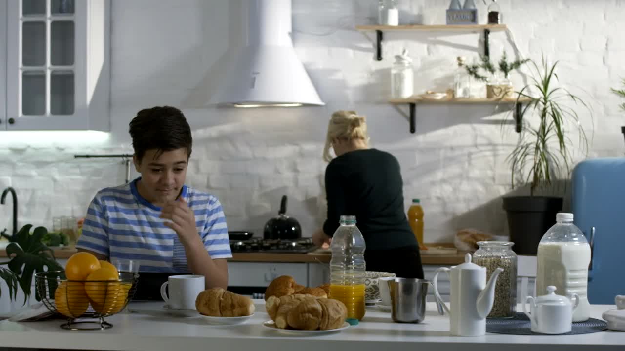 Stock Video Family Having Breakfast In The Kitchen Live Wallpaper For PC